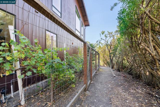 127 Devin Dr, Moraga CA: https://media.crmls.org/mediaz/0b19dc88-7fcd-4bb2-8eb3-1e02f4c2a044.jpg