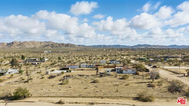 6391 Ruth Drive, Yucca Valley CA: https://media.crmls.org/mediaz/0b19f9d6-cf89-438d-900d-21ce4119dee1.jpg