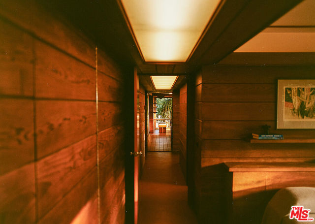 4260 Sea View Lane, Los Angeles CA: https://media.crmls.org/mediaz/0b1b427c-6f61-447f-80f8-4ab750499784.jpg