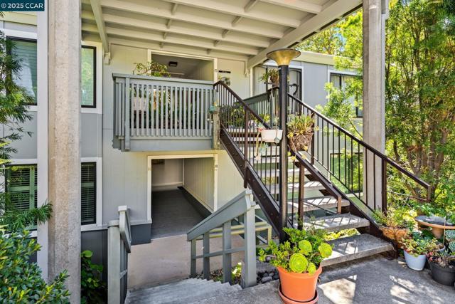 2817 Golden Rain Rd, Walnut Creek CA: https://media.crmls.org/mediaz/0b1bca1d-1ef5-473e-9de4-d62d453af878.jpg