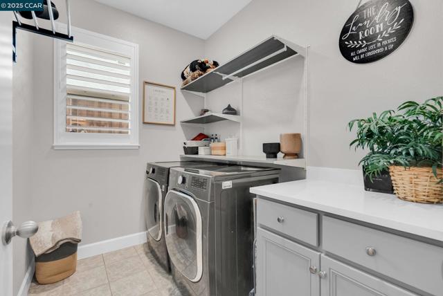 499 Yarrow Dr, Fairfield CA: https://media.crmls.org/mediaz/0b1d2fcf-16b9-4bfb-8707-b0ced1c0dd5a.jpg