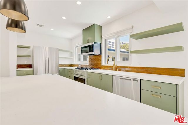 210 S Hamilton Drive, Beverly Hills CA: https://media.crmls.org/mediaz/0b1e05b2-861d-4b2f-b03c-a6293989fad4.jpg