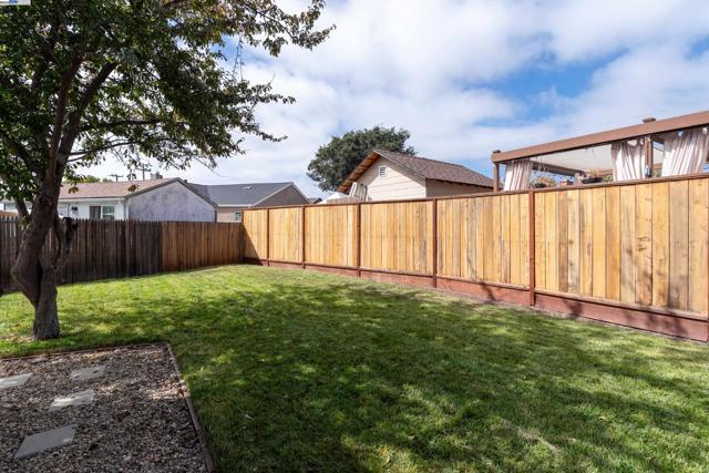10906 Reposo Dr, Oakland CA: https://media.crmls.org/mediaz/0b1e1e51-64c0-4c0a-ac96-e0c12c73d133.jpg