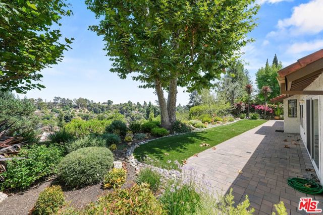 2654 Basil Lane, Los Angeles CA: https://media.crmls.org/mediaz/0b1e463e-ba2a-4645-a266-56532830ed31.jpg