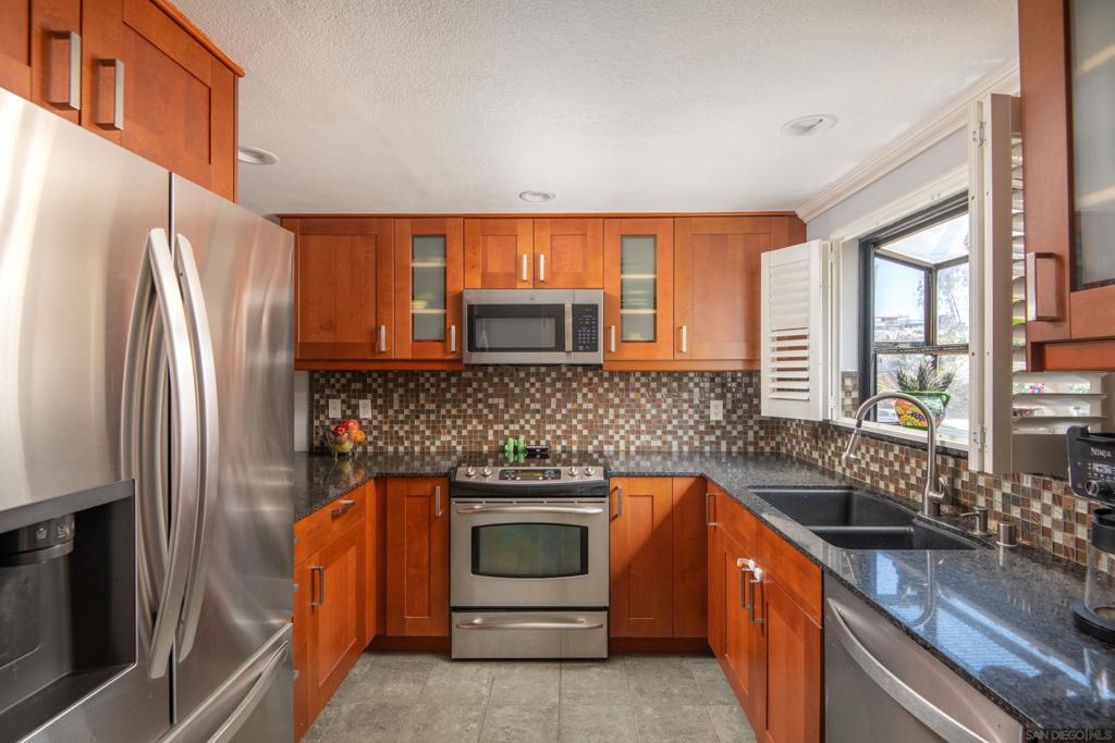 1411 Robinson Ave - photo 2