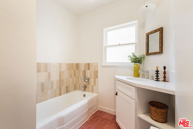 515 1/2 Rose Avenue, Venice CA: https://media.crmls.org/mediaz/0b1fabc4-bdcf-46cf-b96d-f725d973b34f.jpg