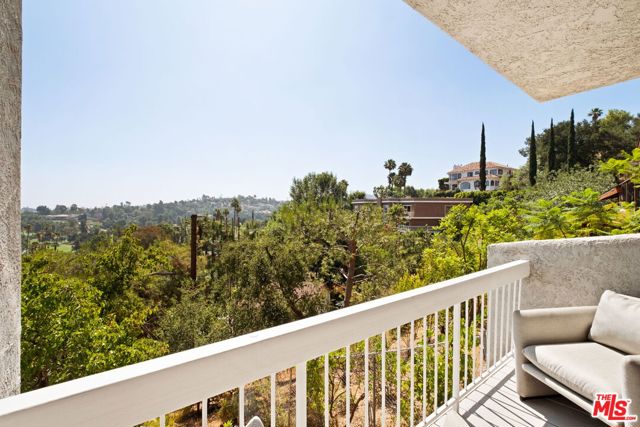 21694 Yucatan Avenue, Woodland Hills CA: https://media.crmls.org/mediaz/0b1faf84-b7f9-451e-bdaa-56f47d03593e.jpg
