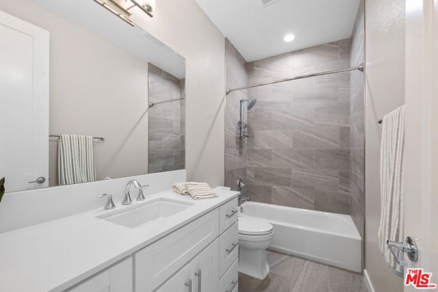 4372 Paxton Place, Calabasas CA: https://media.crmls.org/mediaz/0b1ff4c5-771d-47f2-b305-b9196b020a5c.jpg