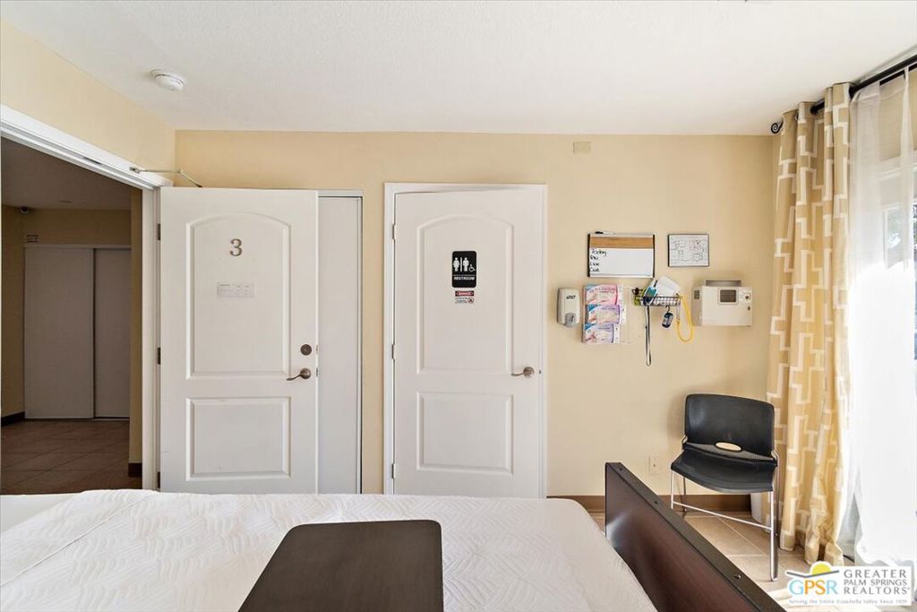 https://media.crmls.org/mediaz/0b23228d-d174-4a55-850c-b0b94c76c287.jpg?preset=X-Large