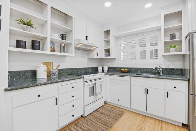 4096 17th Street, San Francisco CA: https://media.crmls.org/mediaz/0b23382f-a28f-4852-96c1-8f691825c57d.jpg