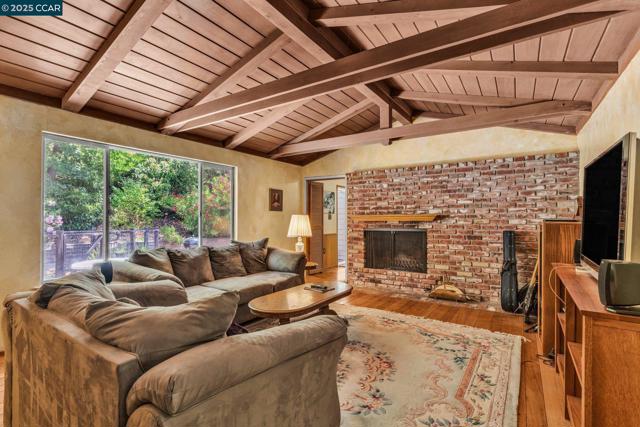 3363 Mcgraw Ln, Lafayette CA: https://media.crmls.org/mediaz/0b23ba1c-4202-4681-962a-bab24f6e1e2b.jpg
