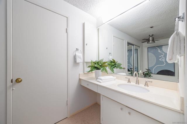 8110 El Paseo Grande, La Jolla CA: https://media.crmls.org/mediaz/0b24267a-ee4f-4662-8a1f-5f9f6680016a.jpg