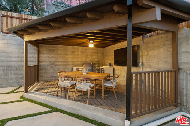 5221 Campo Road, Woodland Hills CA: https://media.crmls.org/mediaz/0b24d8bc-044f-4932-a3dd-b3fc4210d5d9.jpg