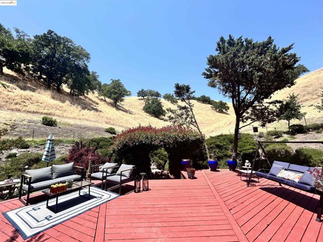 2353 Benham Ct, Walnut Creek CA: https://media.crmls.org/mediaz/0b253ecc-6568-4ce9-978c-aa0a92254e8f.jpg