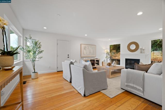 2080 Essenay Ave, Walnut Creek CA: https://media.crmls.org/mediaz/0b266d36-9731-414f-a658-f8f99409d417.jpg