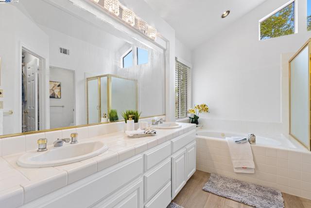 Image 35 of 60 For 66 Edgegate Ct