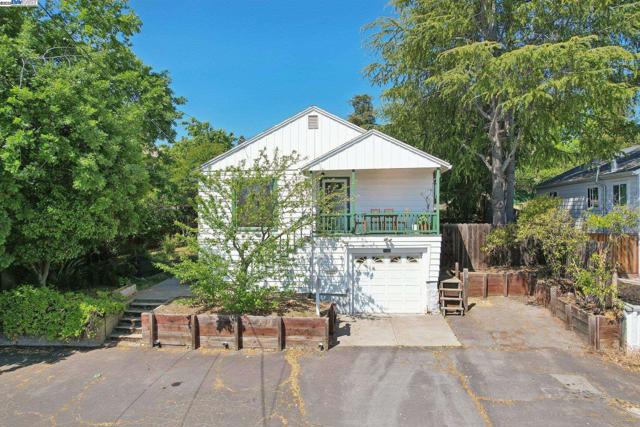 1101 Palm Avenue, Martinez CA: https://media.crmls.org/mediaz/0b275992-3a58-436a-bab3-42f58f3a0e36.jpg