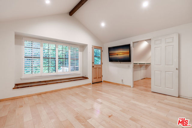 3041 E Chevy Chase Drive, Glendale CA: https://media.crmls.org/mediaz/0b27ea5b-18b9-4107-826f-11ab67cbd257.jpg