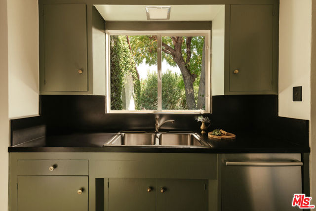 1907 S Mesa Drive, Palm Springs CA: https://media.crmls.org/mediaz/0b29715d-271f-4b84-85ce-d2bc2b8d0d7a.jpg