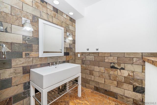 5 Rolling View Lane, Fallbrook CA: https://media.crmls.org/mediaz/0b2b678c-7839-41b5-b548-612f2d27a24c.jpg