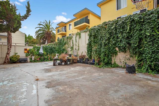 273 MacArthur Blvd, Oakland CA: https://media.crmls.org/mediaz/0b2b94c9-e440-4115-b496-b8a630f16042.jpg