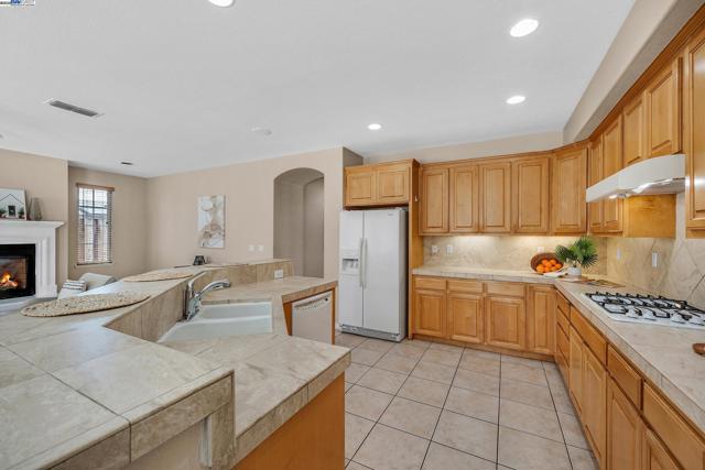1304 Pyrenees St, Tracy CA: https://media.crmls.org/mediaz/0b2c3a6b-5d1b-4d89-acde-61af06f4c8b8.jpg