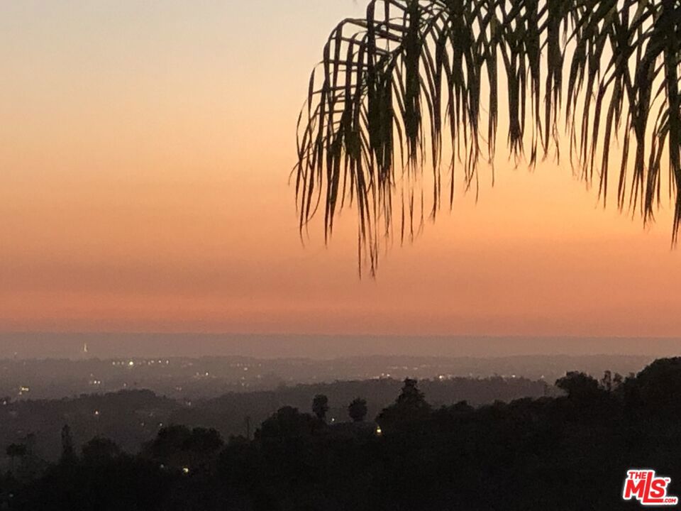 https://media.crmls.org/mediaz/0b2c4fbe-1bdb-4a63-9456-9d4ecde03f25.jpg?preset=X-Large