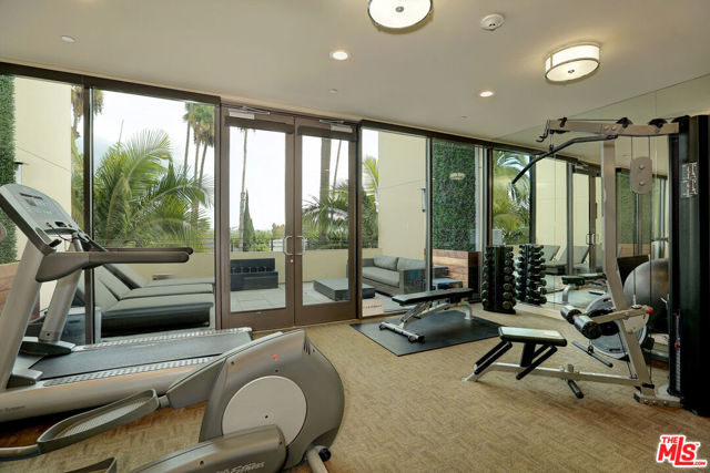 447 N Doheny Drive, Beverly Hills CA: https://media.crmls.org/mediaz/0b2c9052-35a3-452e-aa89-8354d7536aff.jpg