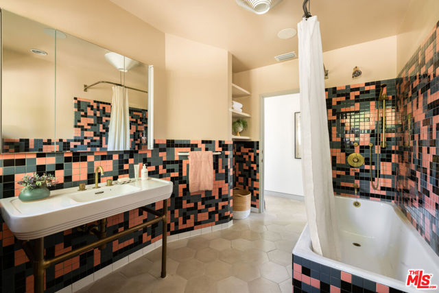 5514 Ridge Oak Drive, Los Angeles CA: https://media.crmls.org/mediaz/0b2d6f1b-ca3d-4d85-b99e-b1b144241d4b.jpg