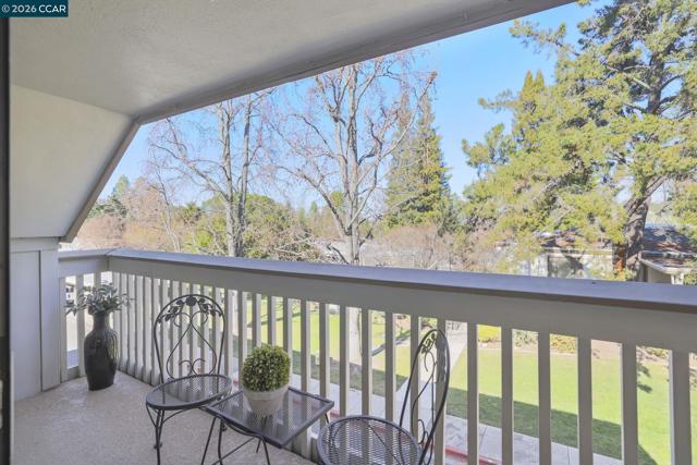 1525 Canyonwood Ct, Walnut Creek CA: https://media.crmls.org/mediaz/0b2d7428-c6ab-47e4-bc4c-ff35309a2ab4.jpg