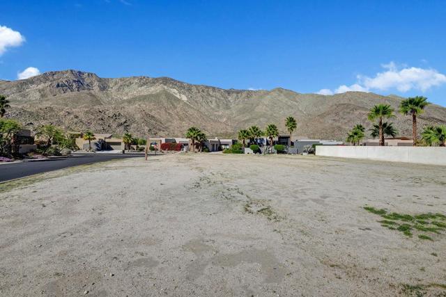 250 Lautner Lane, Palm Springs CA: https://media.crmls.org/mediaz/0b2e4034-7e83-40df-b45d-ec058cde2789.jpg