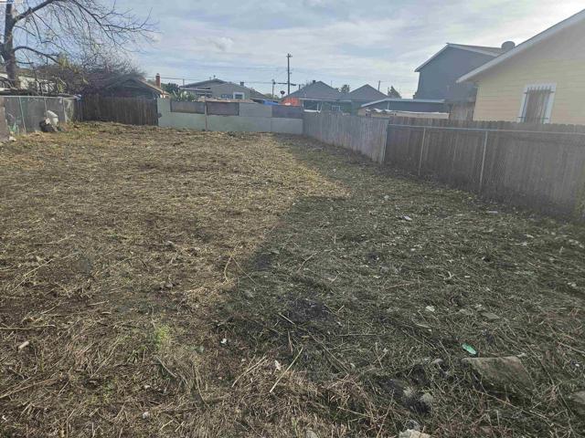 1020 70Th Ave, Oakland CA: https://media.crmls.org/mediaz/0b2f6fc6-85fa-4d44-a03b-a2f555907f1a.jpg