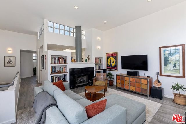 2336 28th Street, Santa Monica CA: https://media.crmls.org/mediaz/0b2f7994-4c68-4f09-823a-4ded36bc7202.jpg