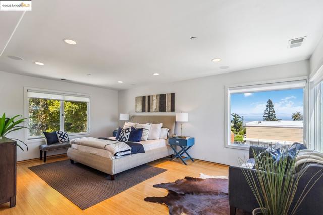 2912 Hillside DR, Burlingame CA: https://media.crmls.org/mediaz/0b317651-31c3-4aea-bb0e-b8c86bb8697d.jpg