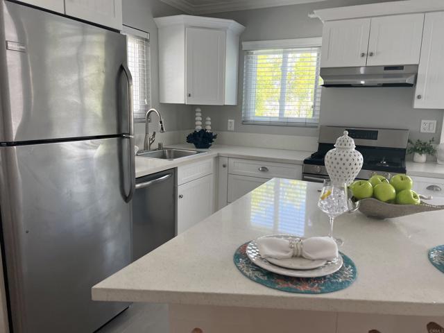 752 E Avenue, Coronado CA: https://media.crmls.org/mediaz/0b31de30-5f7e-4b0d-95c2-8c95c8f01606.jpg
