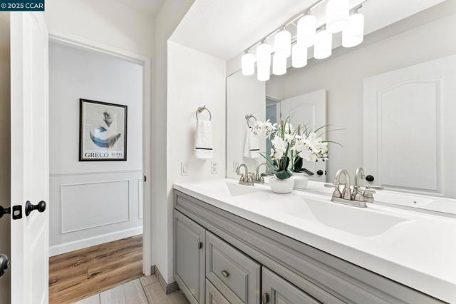 1660 San Luis Rd, Walnut Creek CA: https://media.crmls.org/mediaz/0b322f1b-e10f-4f2e-96e7-017026dc0e12.jpg