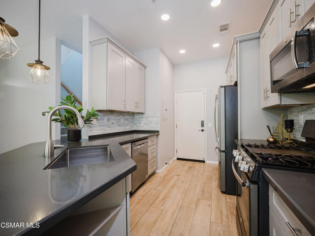1368 Ashton Park Lane, Newbury Park CA: https://media.crmls.org/mediaz/0b323af7-b9b5-4da7-a4d3-1cb893c5628f.jpg