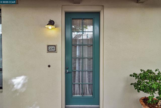 4395 Piedmont Ave, Oakland CA: https://media.crmls.org/mediaz/0b32b48e-a875-4e90-a9fe-eaf351c34da1.jpg