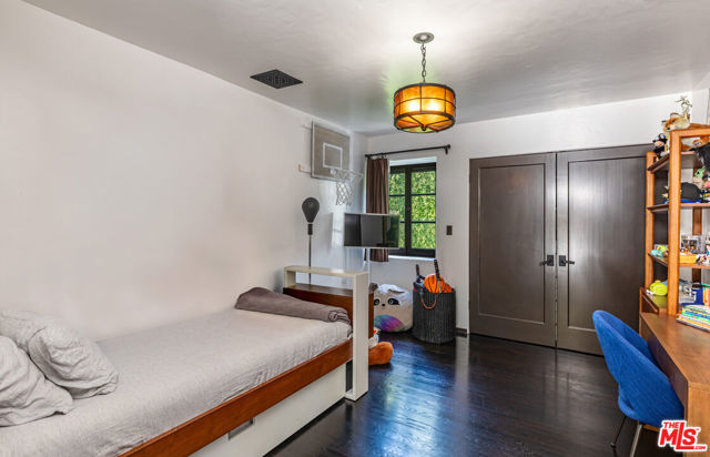 820 N Roxbury Drive, Beverly Hills CA: https://media.crmls.org/mediaz/0b3324ad-f654-4267-9613-fa4cba3ddab5.jpg