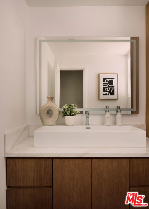 5271 Woodlake Avenue, Woodland Hills CA: https://media.crmls.org/mediaz/0b359f6d-e59b-441e-a114-56ad4322774f.jpg