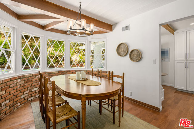 3856 Hayvenhurst Avenue, Encino CA: https://media.crmls.org/mediaz/0b35d599-0b3c-4704-8f31-a474108d2f7e.jpg