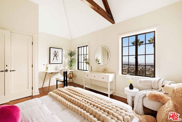 4818 Bonvue Avenue, Los Angeles CA: https://media.crmls.org/mediaz/0b3639c9-a83c-4b09-b412-8a45a7b75aff.jpg