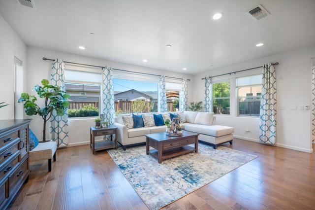 712 Baxter Way, Gilroy CA: https://media.crmls.org/mediaz/0b369bf9-862b-4c4d-94aa-4c50fad08c31.jpg