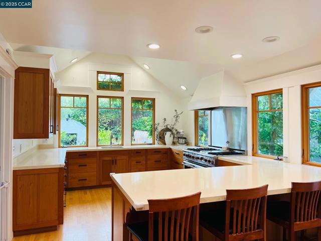 53 Knickerbocker Ln, Orinda CA: https://media.crmls.org/mediaz/0b36e2eb-5616-416c-8169-71e3af219d44.jpg