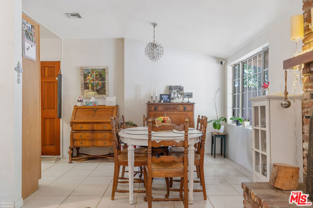 17503 Runnymede Street, Lake Balboa CA: https://media.crmls.org/mediaz/0b36ff45-a0c1-4553-b541-0bf0263fba5b.jpg