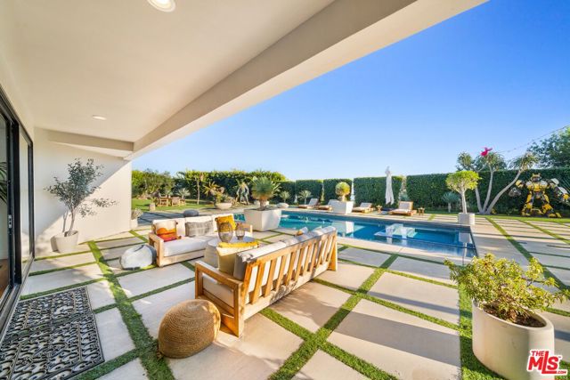 6320 VIA CATALDO Street, Malibu CA: https://media.crmls.org/mediaz/0b376bb6-d6e9-4d20-90a8-945b2eb85d59.jpg