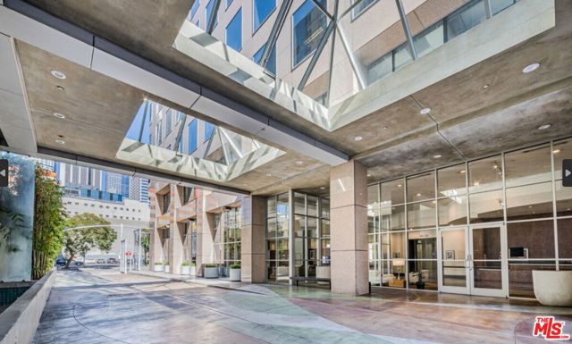 801 S Grand Avenue, Los Angeles CA: https://media.crmls.org/mediaz/0b37b6ef-a40a-4a87-b2b2-82a8ce88eaaf.jpg