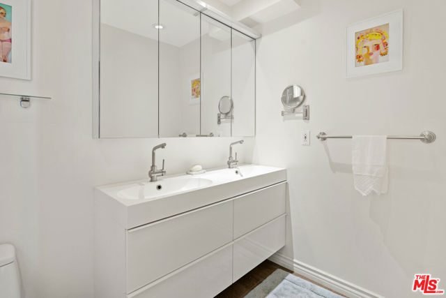 11813 Ellice Street, Malibu CA: https://media.crmls.org/mediaz/0b3819dc-d7f8-4712-b95e-adba8f38af2d.jpg