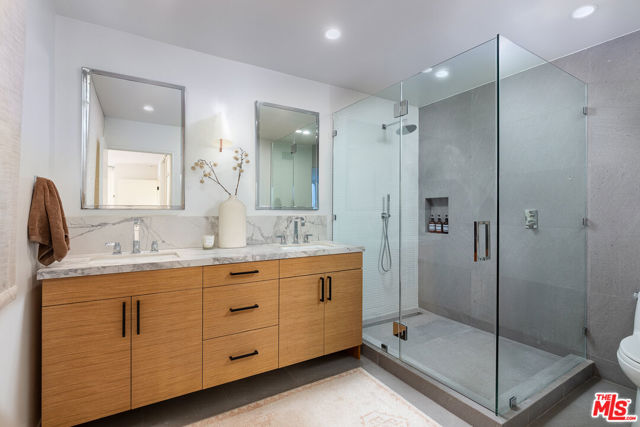 1280 Glen Oaks Boulevard, Pasadena CA: https://media.crmls.org/mediaz/0b385d63-9ba0-48e9-ba4a-cb090e3849a9.jpg