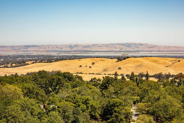 30 Pine Ridge Way, Portola Valley CA: https://media.crmls.org/mediaz/0b39dc23-f2f2-4c35-818c-001e73fee1b3.jpg